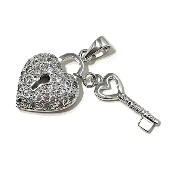 ๐๐ Vintage Key to Her Heart Silver Charm Pendant & Stud Earrings Set - Picture 2 of 9